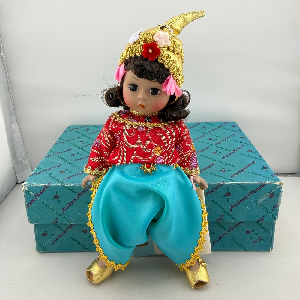 Madame Alexander Thailand Doll 8in International Series 567 Blue Box